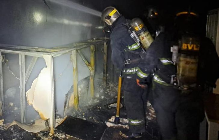 Bomberos Voluntarios de Lomas trabajaron para apagar el fuego.