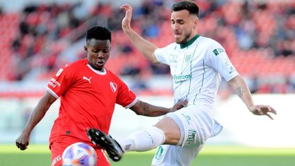 Mago cruza el intento de Cazares.