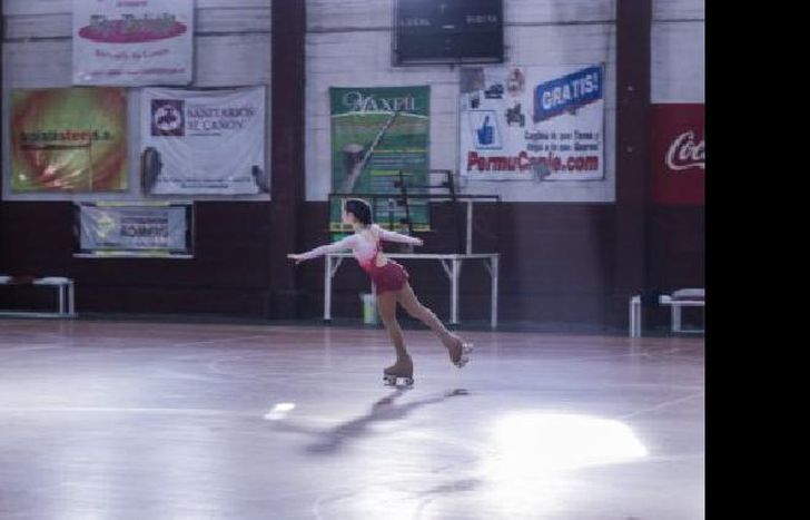 Milagros patina desde los seis años y en 2017 se incorporó a las filas del Club Atlético Lanús.