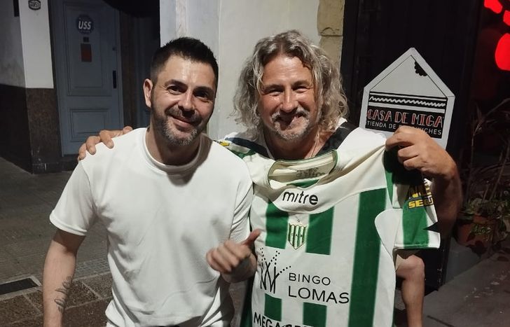 El músico se fue con el regalo de la camiseta del Club Banfield que le hizo un joven del público presente.&nbsp;
