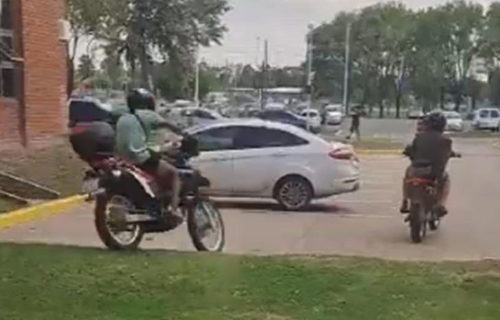 Los motochorros escapando de la UNLZ tras el robo.