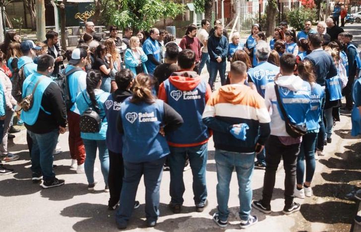 Junto a profesionales de salud recorrieron el barrio para evitar que el dengue crezca en las casas.