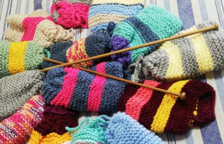 Algunos de los gorritos que teje Rosa con mucho amor.