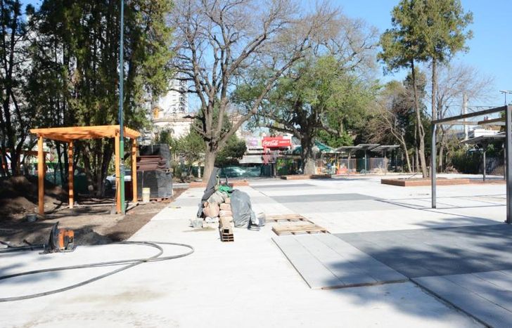 Colocaron las veredas y ahora instalan las pérgolas y estructuras de hierro.