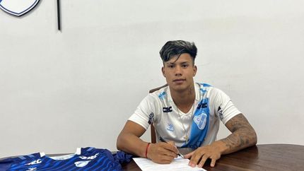 Nahuel Melgarejo, de 18 años, firmó su primer contrato con el Gasolero. Nahuel Melgarejo, de 18 años, firmó su primer contrato con el Gasolero.