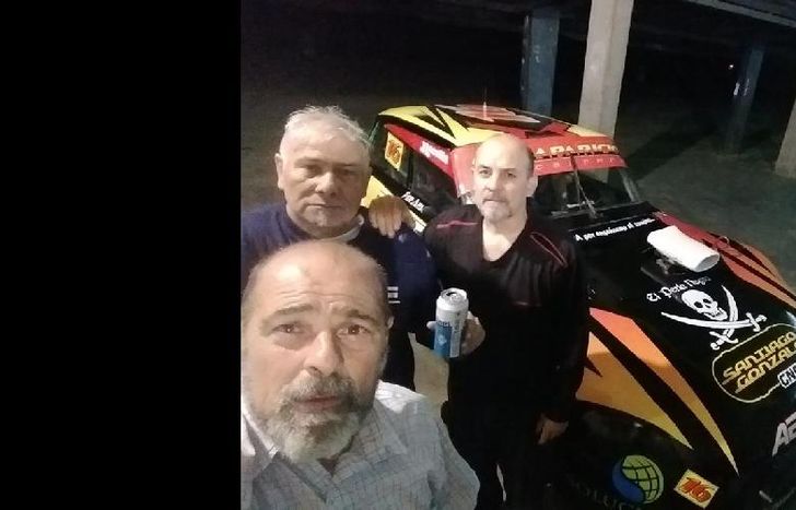 El piloto de Lomas y parte de su equipo durante la última jornada del TC Platense.