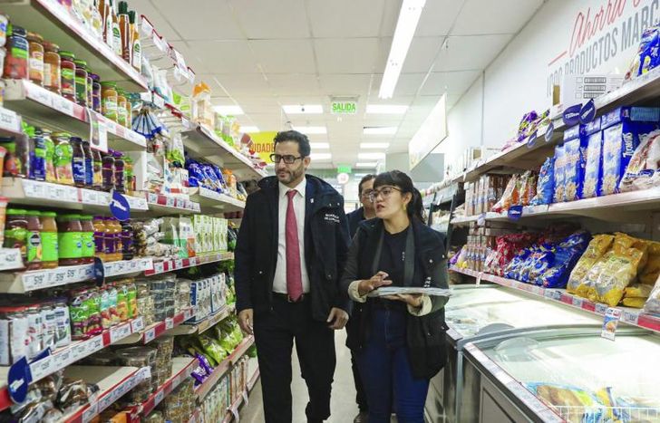 El secretario de Comercio, Matías Tombolini, señaló que, además de las subas indebidas, encontramos productos vencidos.