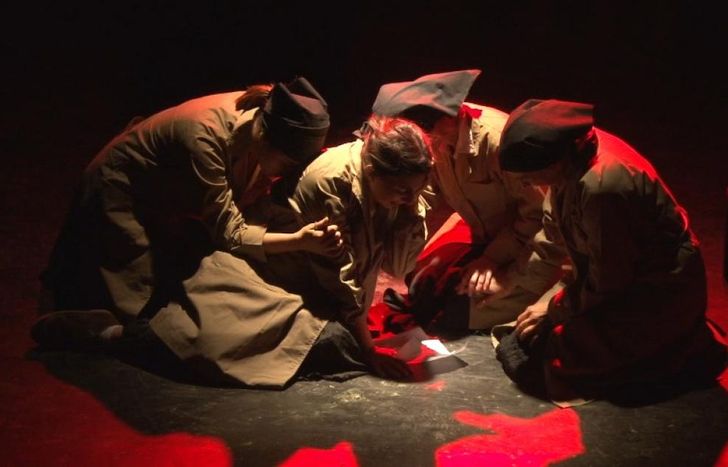 La obra de teatro tiene una duración aproximada de 45 minutos.