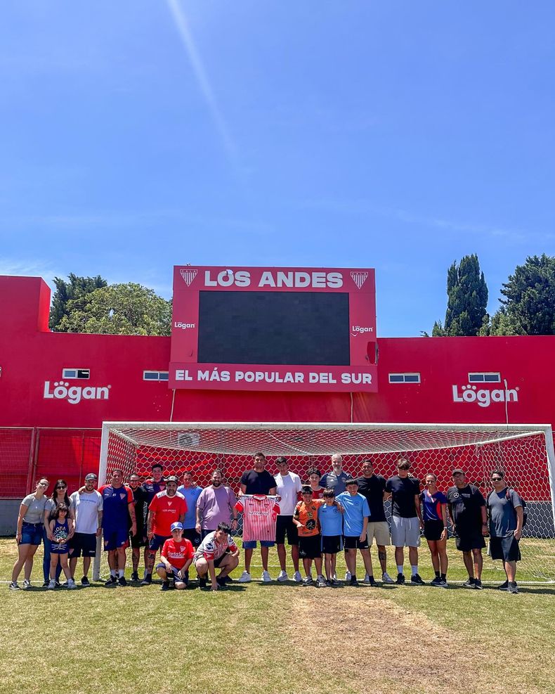 Sergio Romero con los chicos de la Academia de Arqueros.