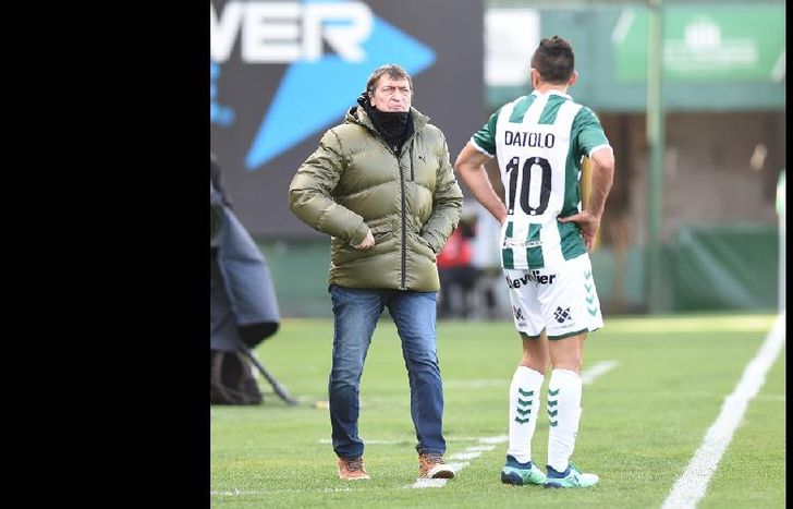 Falcioni define el equipo pero también piensa en el Clásico.