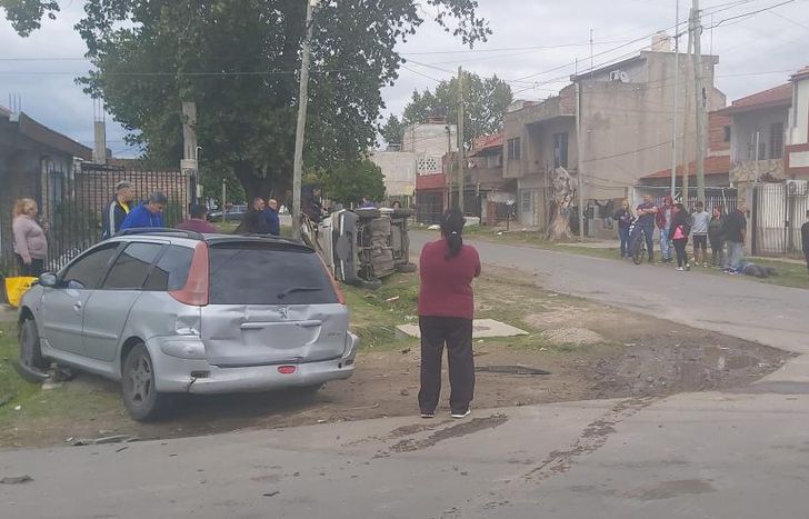 El choque asustó a varios vecinos de la cuadra.