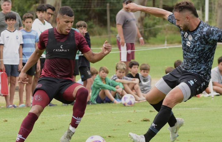 Aguirre  proyectado en ataque.