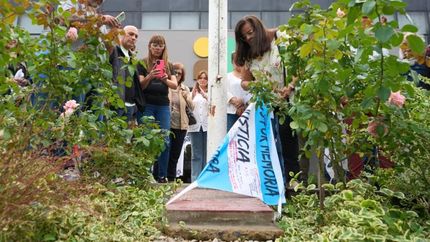 Descubrieron una baldosa con los nombres de los estudiantes desaparecidos.