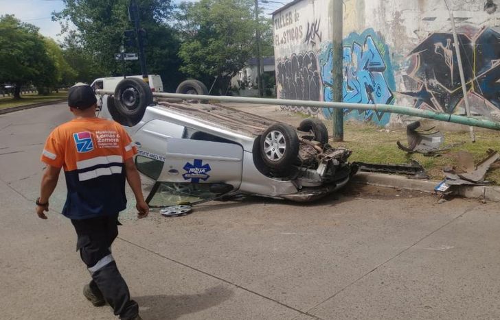 El auto chocó contra el poste y lo derribó.