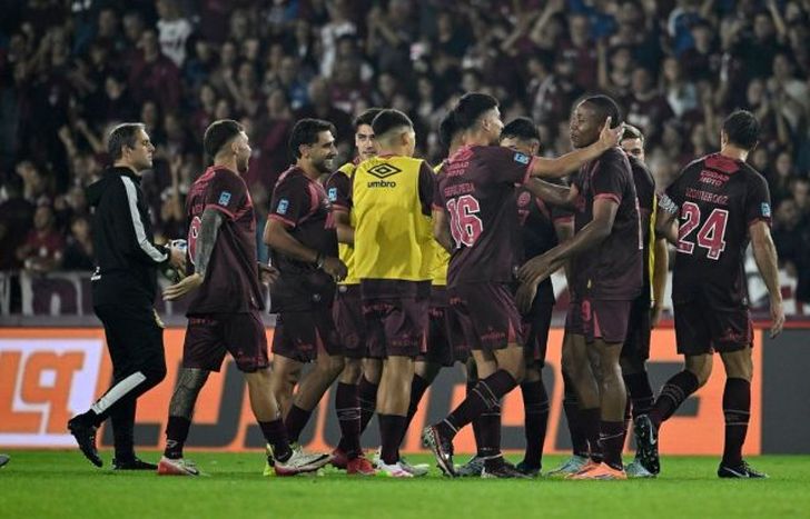 Los compañeros abrazan al héroe del Clásico del Sur.
