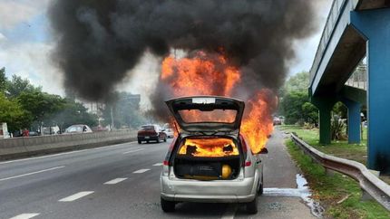 El auto se quemó por completo en plena autopista.