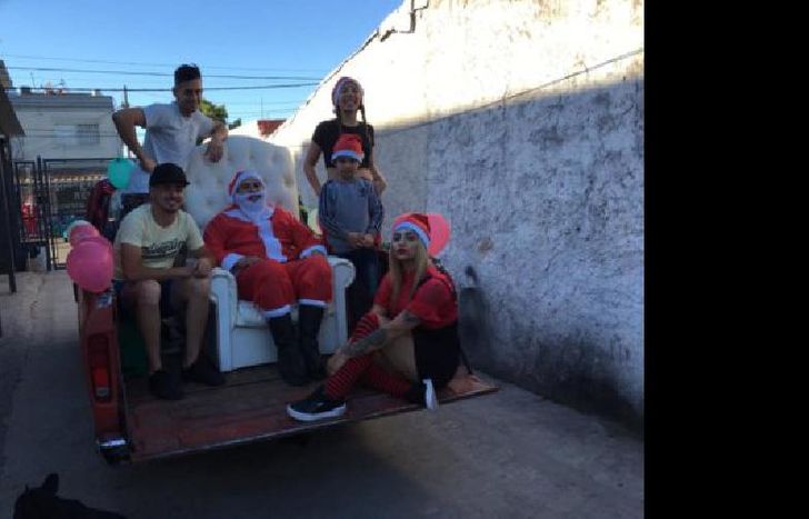 La familia de Centenario acompañada por amigos.