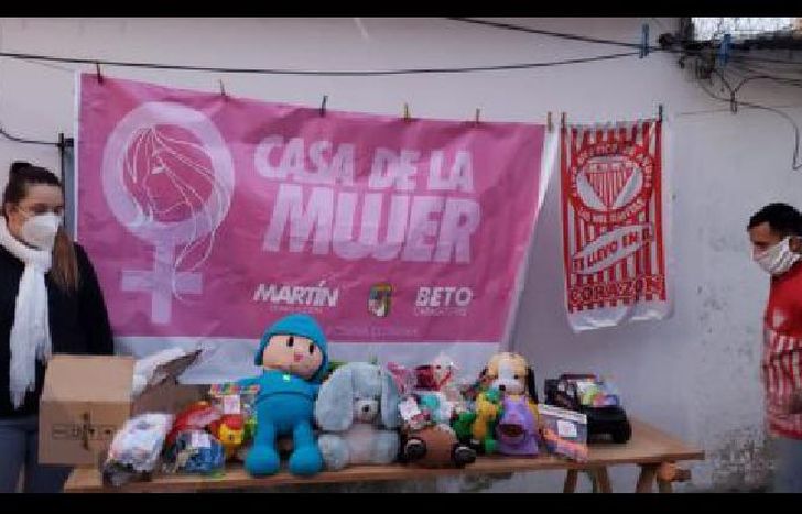 llevaron mercadería puerta a puerta y juguetes a los merenderos.