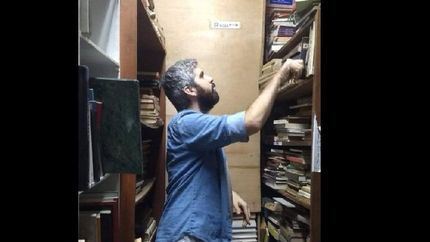 JULIÁN, CON LAS MANOS A LA OBRA.