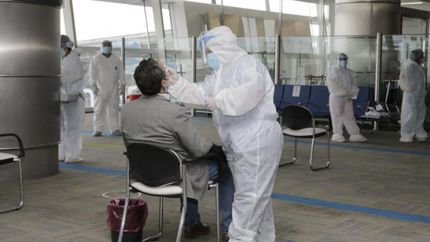 Siguen los test en Ezeiza, entre las nuevas medidas.