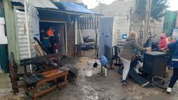 Tuvieron que sacar los muebles quemados a la vereda.