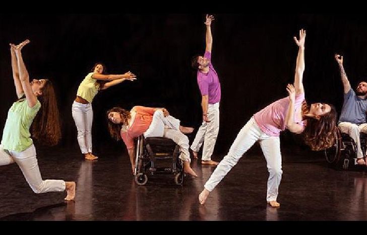 Danza Sin Fronteras cuenta con siete bailarines, un creador de imagen y una directora.