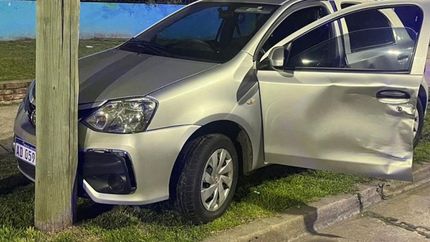 El vehículo terminó chocado contra un poste.