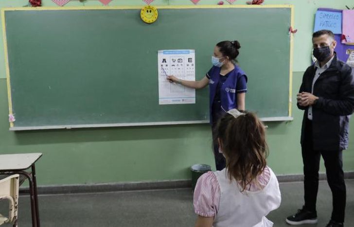 Profesionales de salud hacen pruebas de agudeza visual.