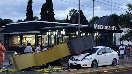 La M del McDonalds de Banfield cayó sobre un auto.