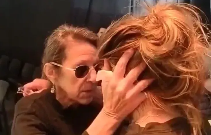Virginia, la esposa de El Indio Solari, con una fan.&nbsp;