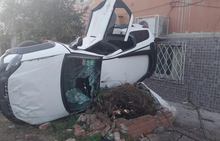 El vehículo de los delincuentes terminó volcado en una vereda.