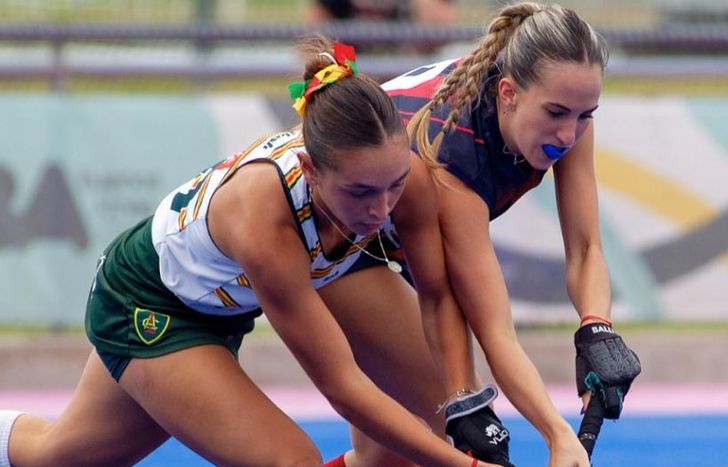 Di Santo lucha por la bocha.