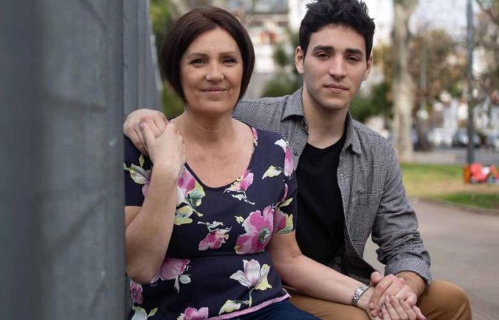 Andrea Vázquez, exesposa del médico, junto a su hijo Tomás.