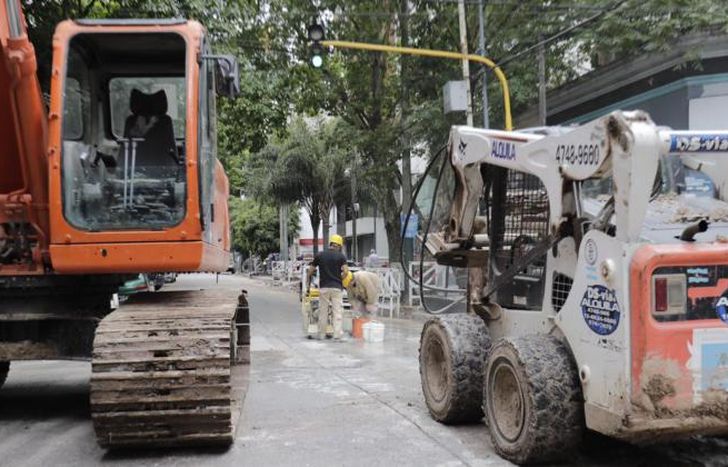 Las cuadrillas trabajan sobre la calle Sarmiento.