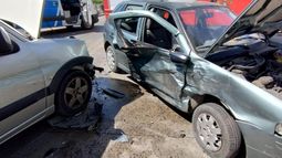 El impacto entre los vehículos dejó a una de las acompañantes atrapada.
