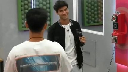 Sonó el teléfono rojo.