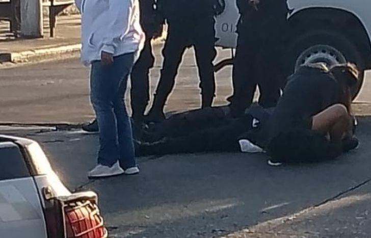 La policía sobre el asfalto, tras el fuerte choque en Lomas.