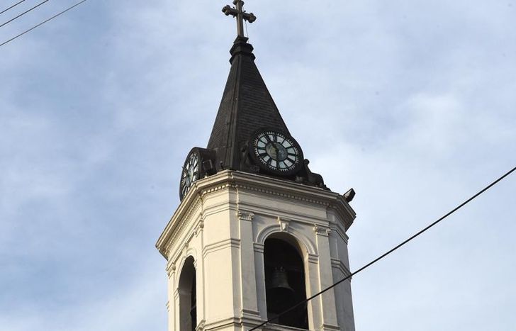 En lo más alto del templo se encuentra el reloj, de cuatro caras, y la campana.