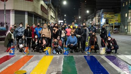 Hubo una pintada multicolor de las sendas peatonales.