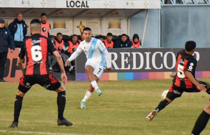 Frías tuvo su chance de gol en el complemento.