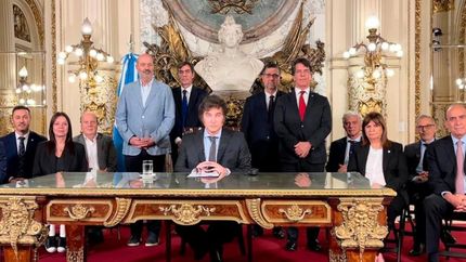 El momento del anuncio del mega DNU.
