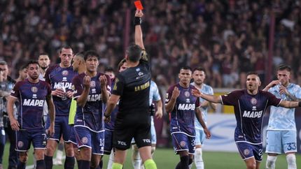 Rapallini le saca la roja a Canale ante Racing. Rapallini le saca la roja a Canale ante Racing.