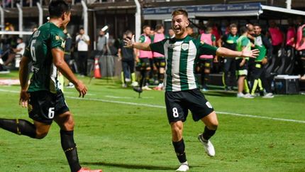 Galoppo celebra su golazo de tiro libre. Galoppo celebra su golazo de tiro libre.