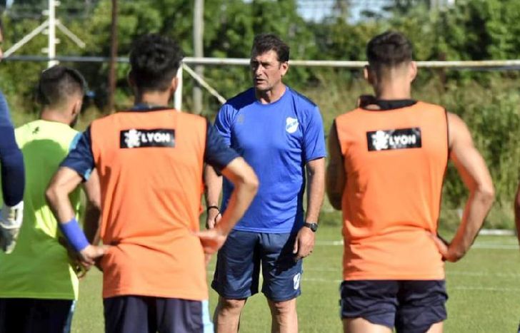El técnico Cristian Aldirico dialogo con los jugadores en la vuelta del Gasolero a los entrenamientos.