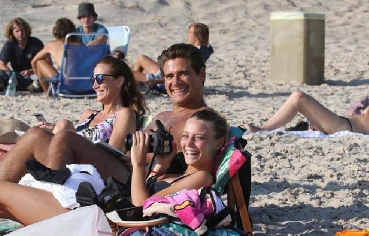 Junto a su mujer y a sus hijos.