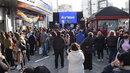 Hicieron shows y sorteos en la puerta del local.