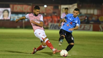 Perters tuvo una clara chance de gol para ponerse 2-0.