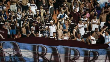 Un hincha de Lanús fue arrestado por hacer gestos racistas a sus pares brasileños. Un hincha de Lanús fue arrestado por hacer gestos racistas a sus pares brasileños.