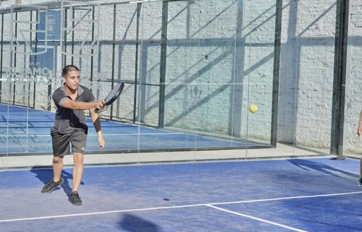 Los vecinos pueden jugar en formato singles o dobles.