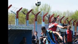 Matías Cortave corre con ventaja para ingresar al lateral derecho en el choque frente a Chacarita.